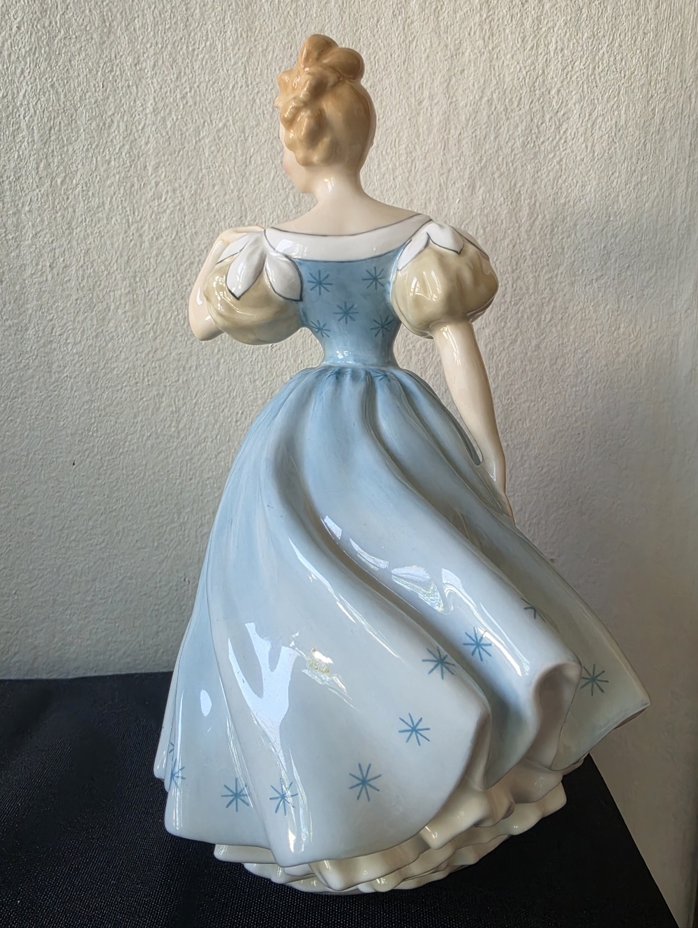 Royal Doulton Figurine Enchantment HN 2178 Made In England - Picture 2 of 3